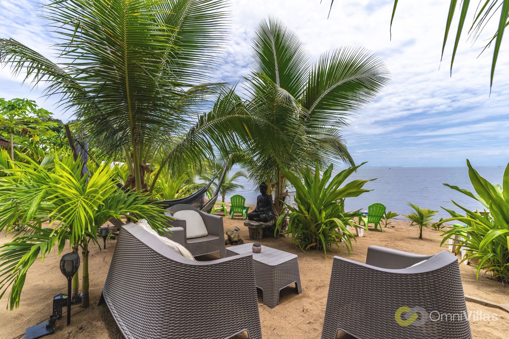 Le jardin de Haapiti : palmiers et sable sous les pieds.