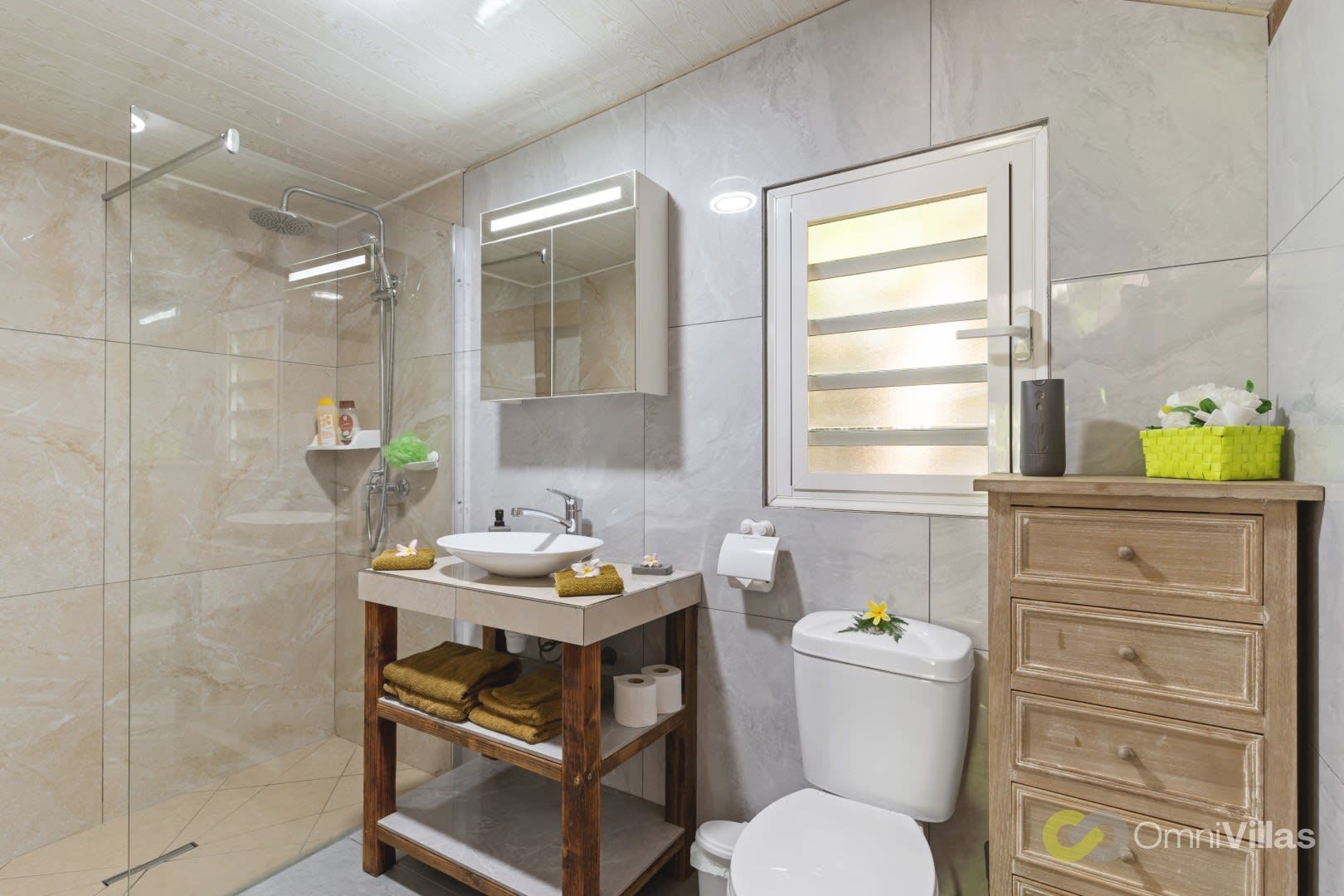 Salle de bains moderne, douche à l'italienne et meuble vasque épuré.