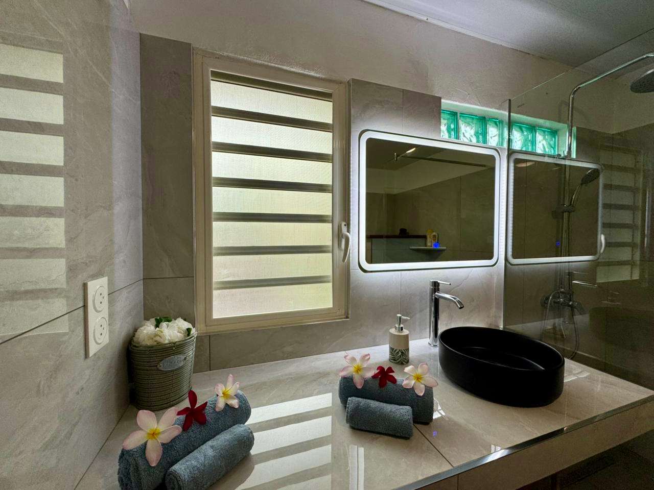 Espace vasque et miroir élégant pour des matins sereins