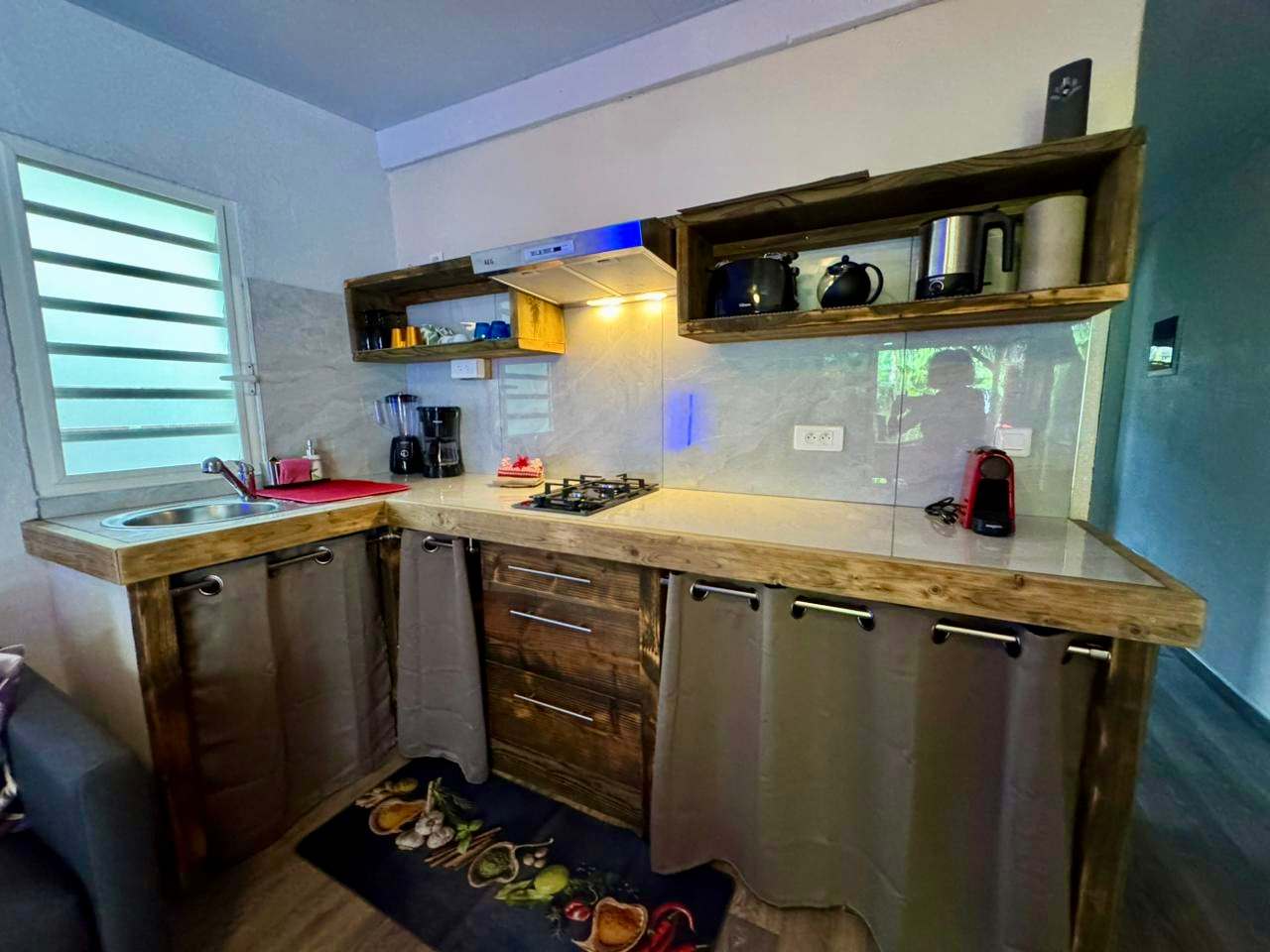 Cuisine moderne compacte, plans de travail en bois