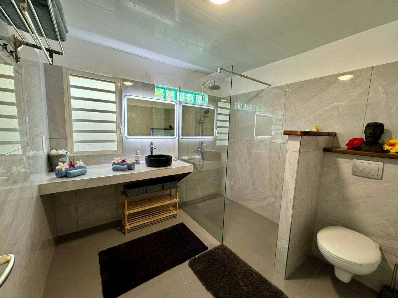 Salle de bains lumineuse, douche à l'italienne et finitions épurées