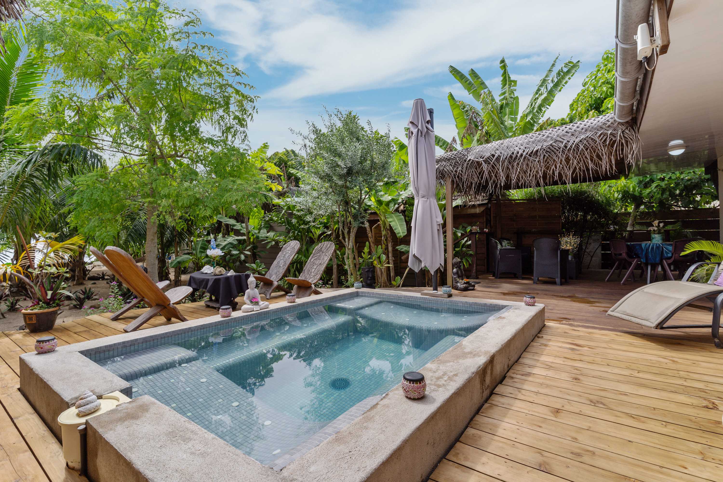 Piscine privée sur la terrasse avec transats