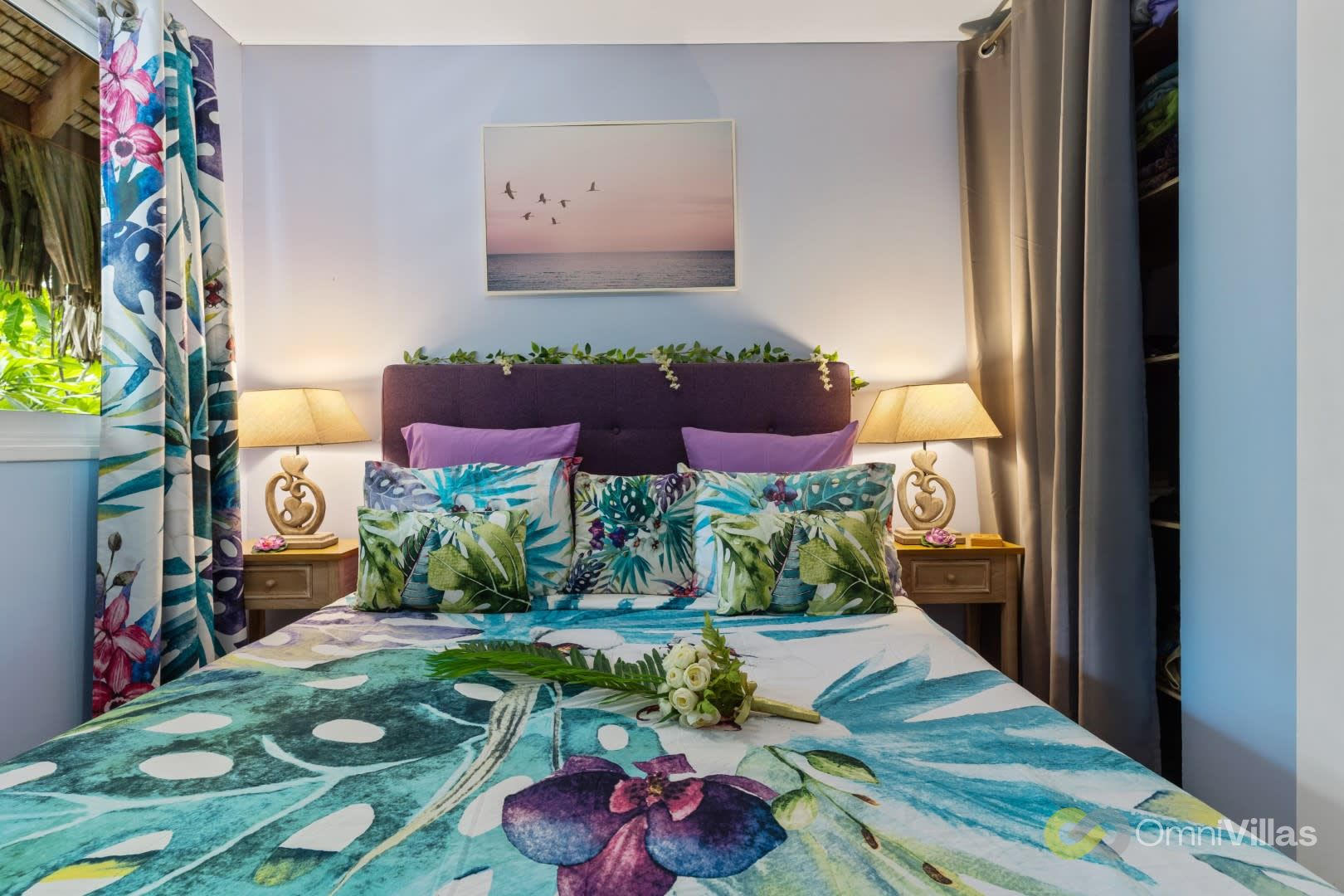 Chambre de style tropical, grandes fenêtres, pleine de lumière.