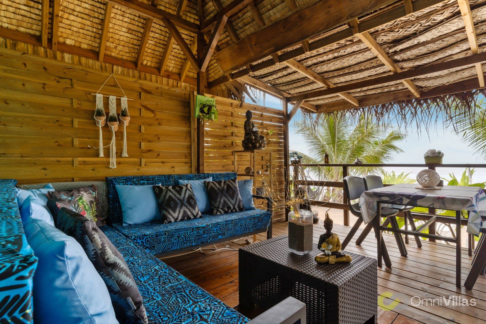 Salon extérieur ombragé, sièges confortables et bois tropical