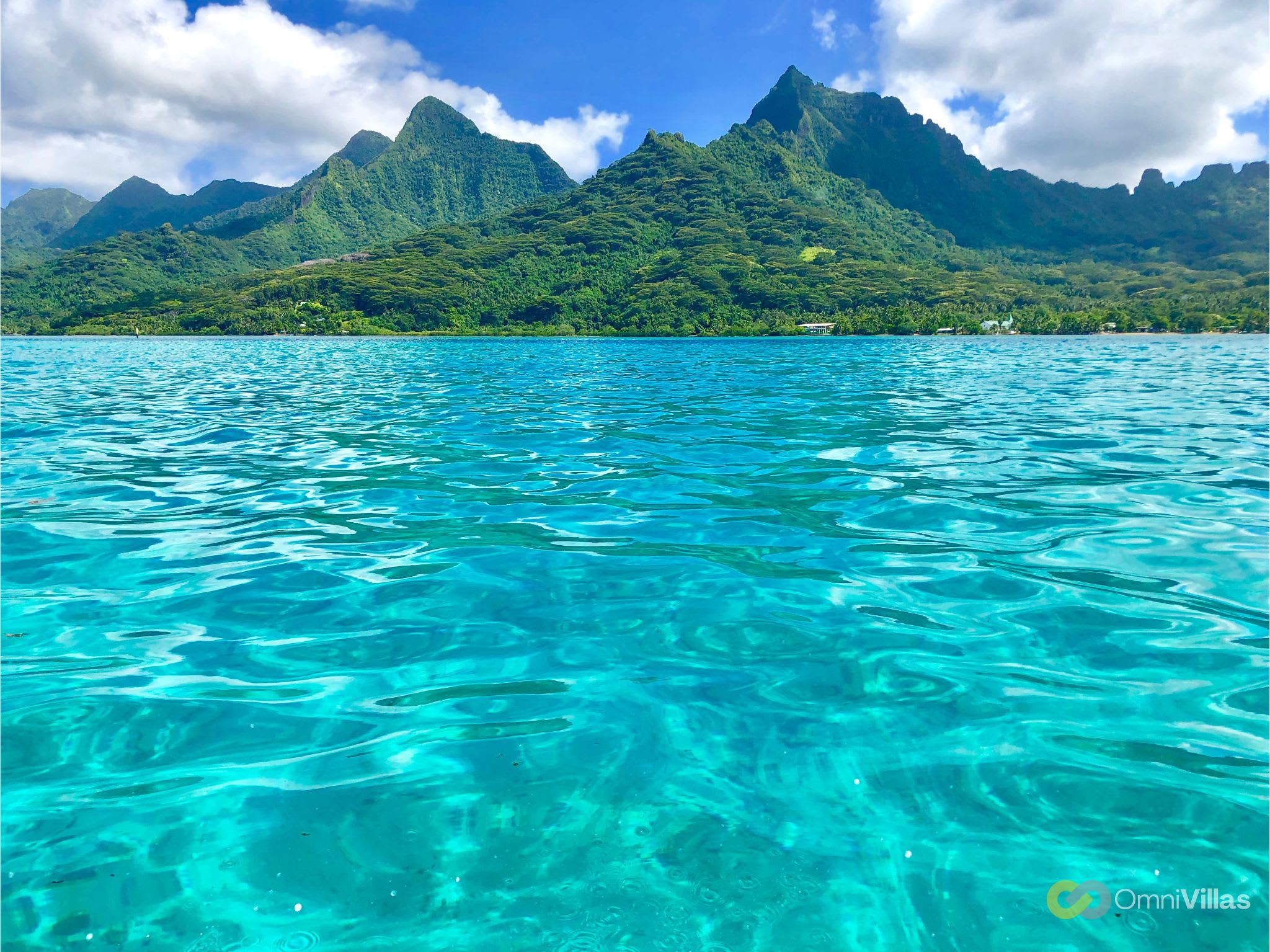 Le lagon de Haapiti et les pics de Moorea, juste en face.