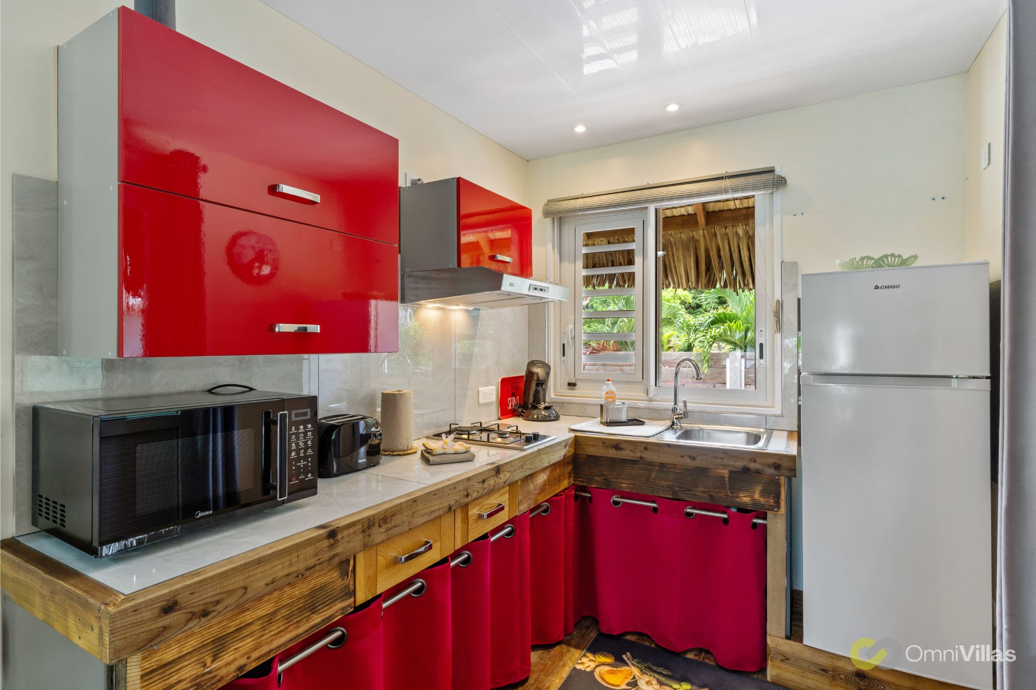 Cuisine lumineuse et entièrement équipée, avec rangements.
