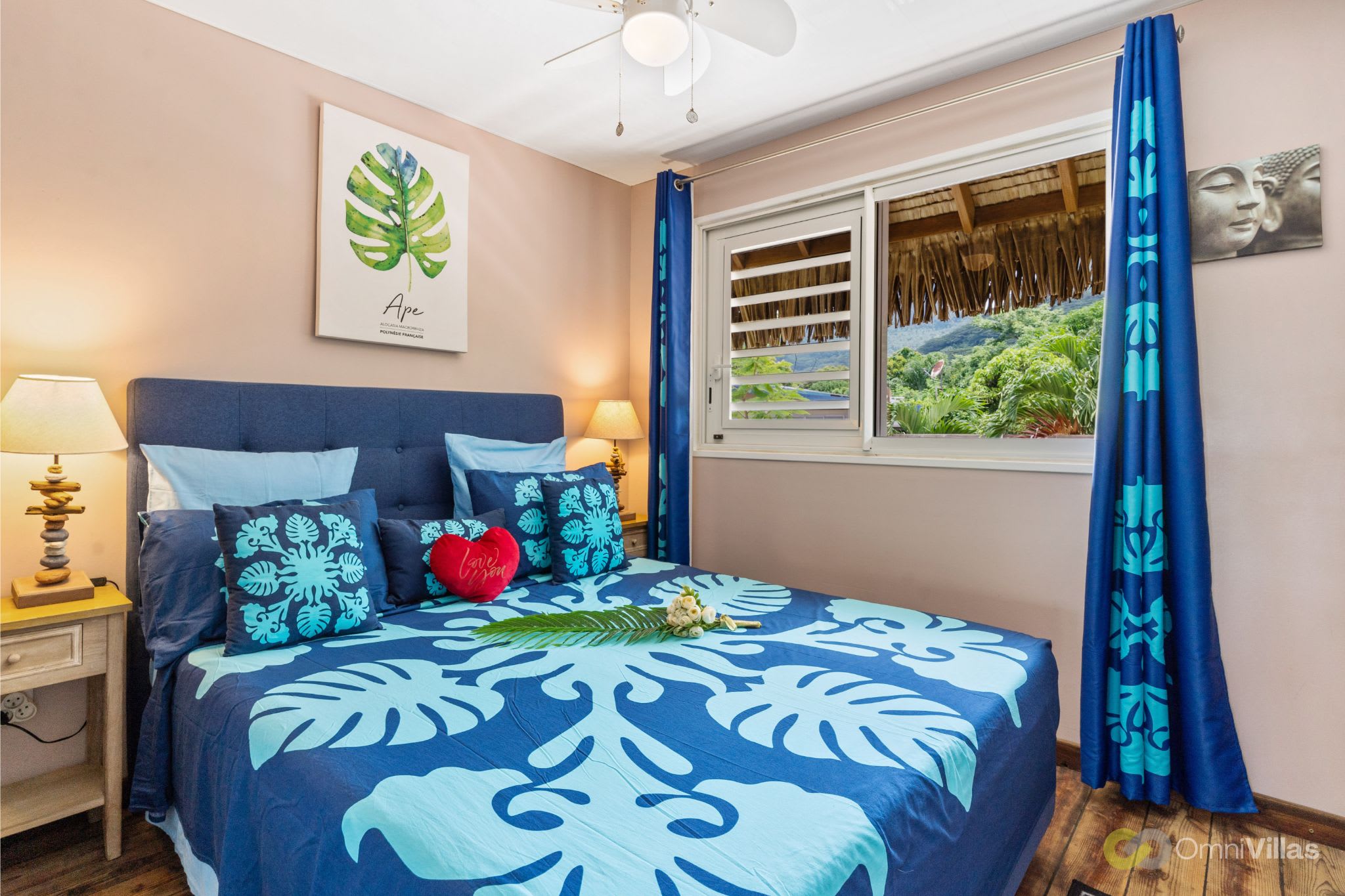 Chambre de style tropical, grandes fenêtres, très lumineuse.