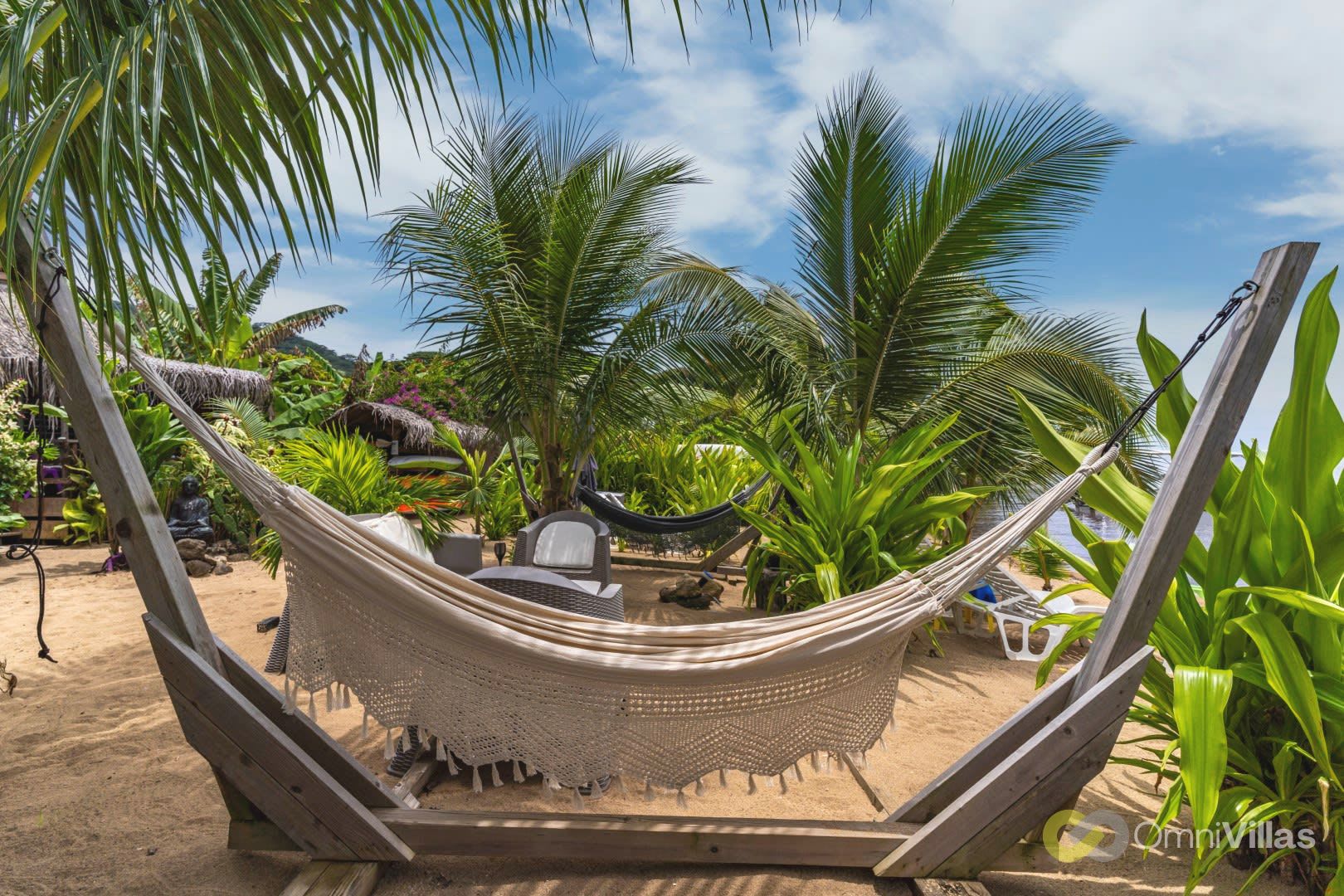 Hamac en bord de plage sous les palmiers